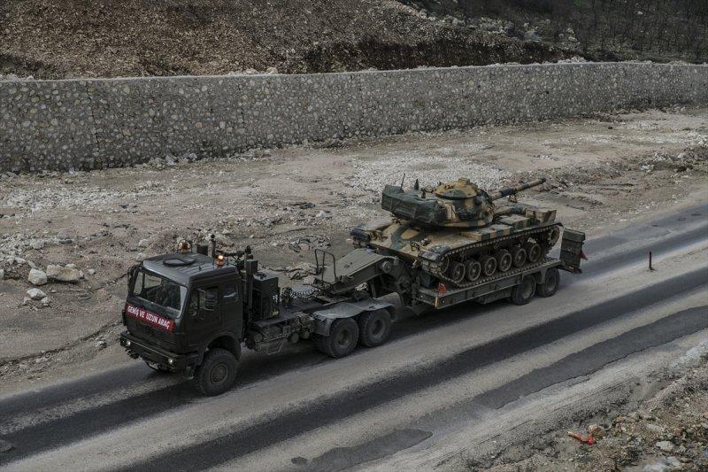 Suriye sınırına askeri sevkiyat sürüyor