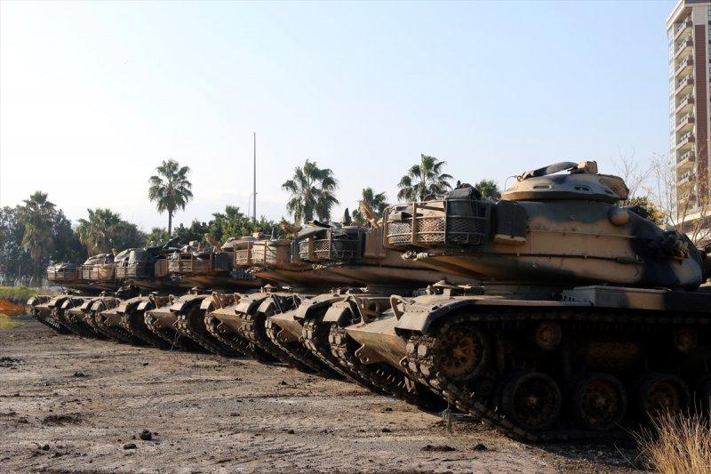 Suriye sınırına askeri sevkiyat sürüyor