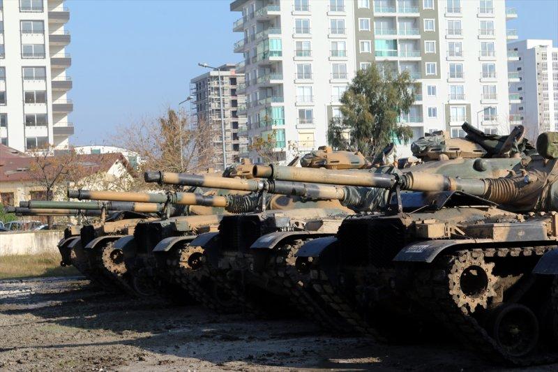 Suriye sınırına askeri sevkiyat sürüyor