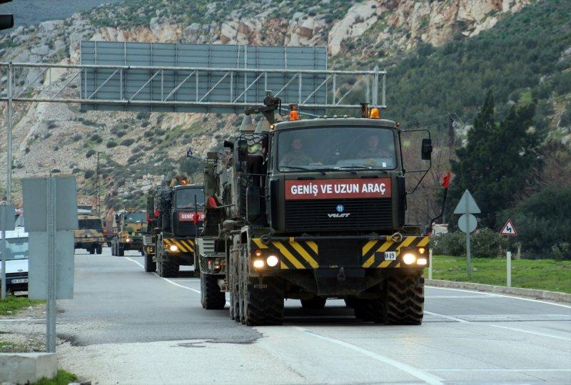 Suriye sınırına askeri sevkiyat sürüyor