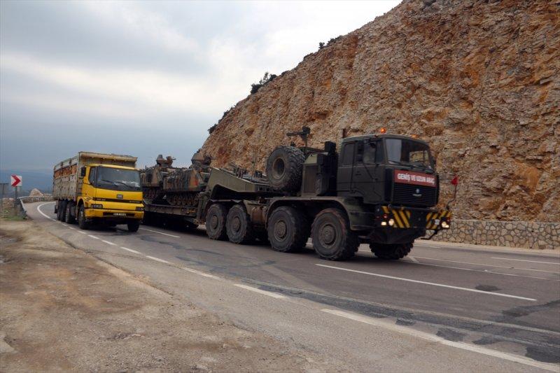 Suriye sınırına askeri sevkiyat sürüyor