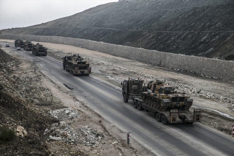 Suriye sınırına askeri sevkiyat sürüyor