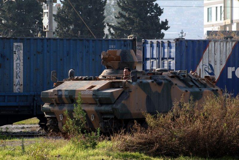 Suriye sınırına askeri sevkiyat sürüyor