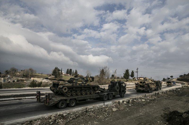 Suriye sınırına askeri sevkiyat sürüyor