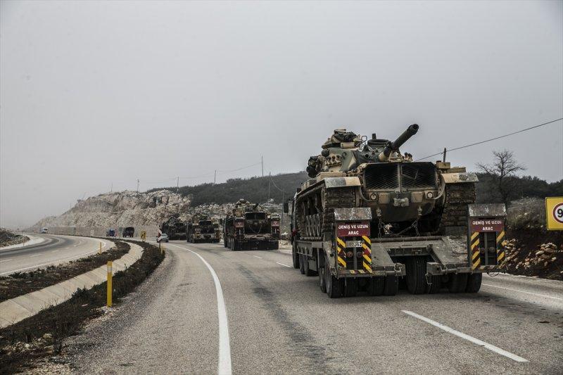 Suriye sınırına askeri sevkiyat sürüyor
