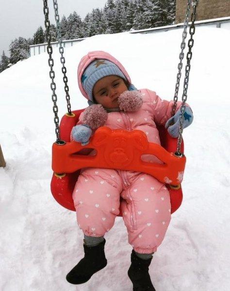 Volkan Demirel ve ailesi kış tatilinde