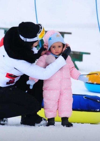 Volkan Demirel ve ailesi kış tatilinde