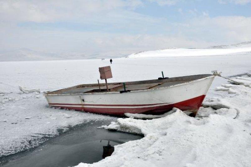 Bitlis'teki Nazik Gölü dondu, tekneler buz tuttu