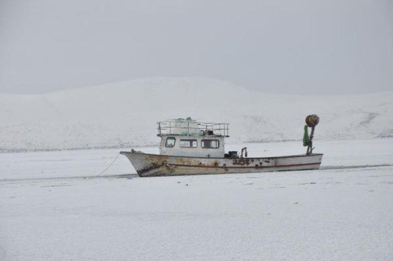 Bitlis'teki Nazik Gölü dondu, tekneler buz tuttu