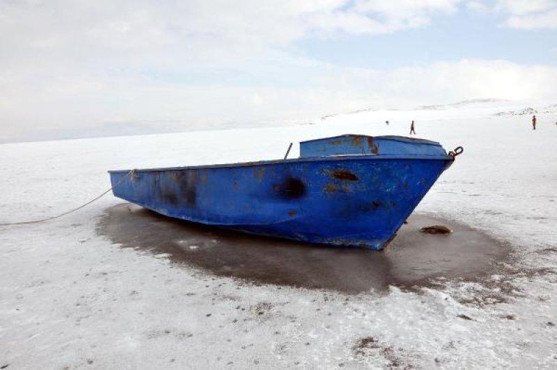 Bitlis'teki Nazik Gölü dondu, tekneler buz tuttu
