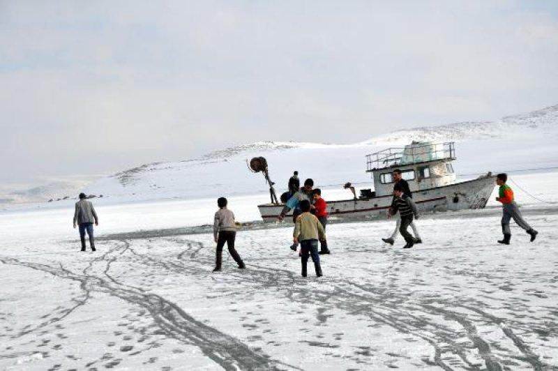 Bitlis'teki Nazik Gölü dondu, tekneler buz tuttu