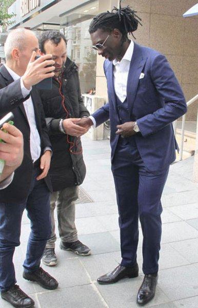 Bafetimbi Gomis Nişantaşı sokaklarında 