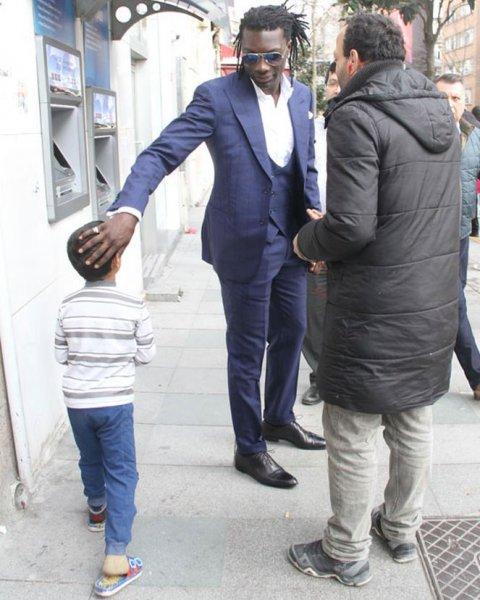 Bafetimbi Gomis Nişantaşı sokaklarında 