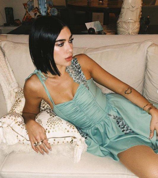 Şarkıcı Dua Lipa kırmızı halıya damga vurdu - Resim 13