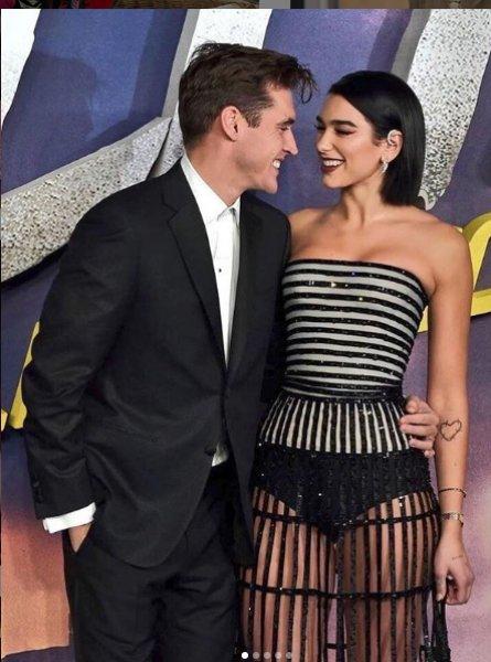 Şarkıcı Dua Lipa kırmızı halıya damga vurdu - Resim 6