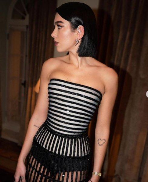 Şarkıcı Dua Lipa kırmızı halıya damga vurdu - Resim 7