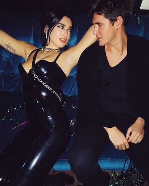 Şarkıcı Dua Lipa kırmızı halıya damga vurdu - Resim 8