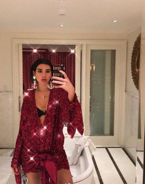 Şarkıcı Dua Lipa kırmızı halıya damga vurdu - Resim 11