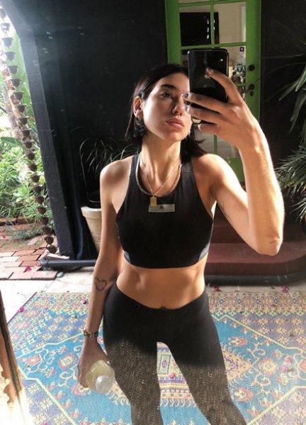 Şarkıcı Dua Lipa kırmızı halıya damga vurdu - Resim 10