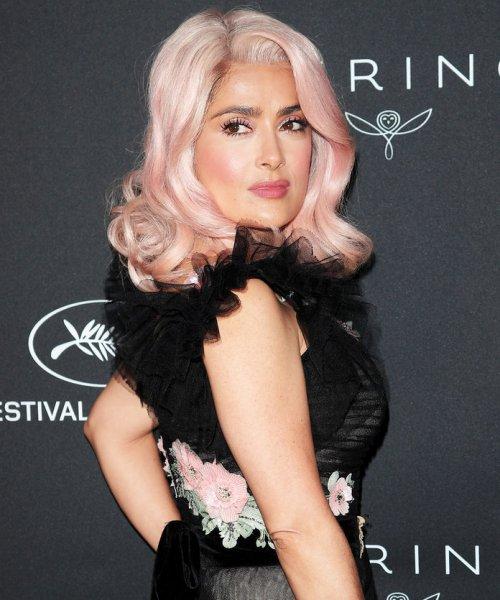 Salma Hayek beyaz saçlarıyla gurur duyduğunu söyledi