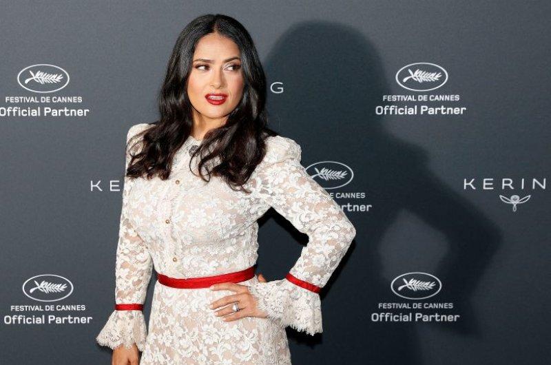 Salma Hayek beyaz saçlarıyla gurur duyduğunu söyledi