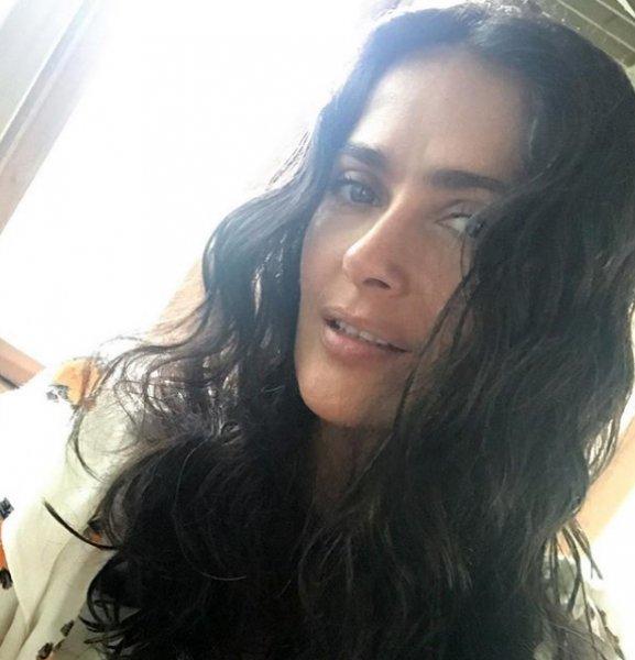 Salma Hayek beyaz saçlarıyla gurur duyduğunu söyledi