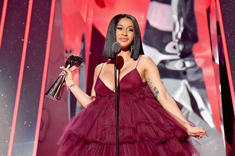 Grammy ödülünü alan ilk rap kadın şarkıcı: Cardi B