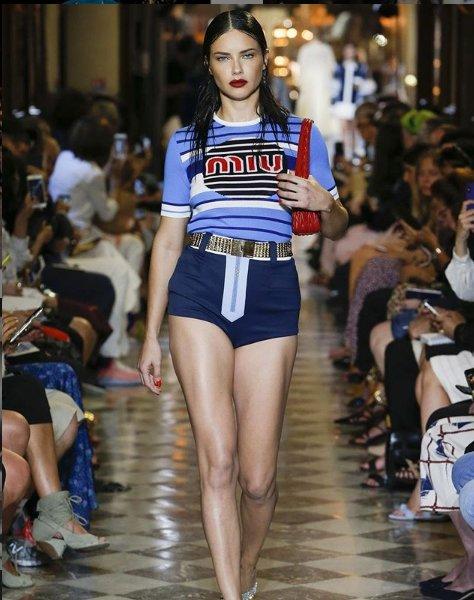 Adriana Lima'dan kedi gözü makyajı