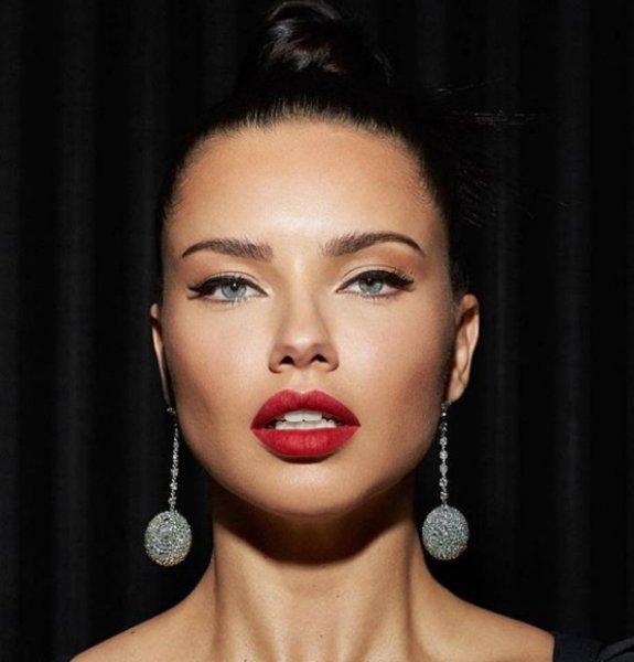 Adriana Lima'dan kedi gözü makyajı
