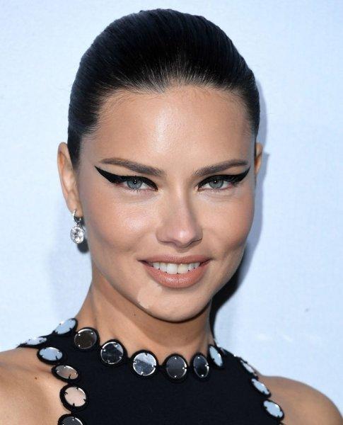 Adriana Lima diyeti bozdu 