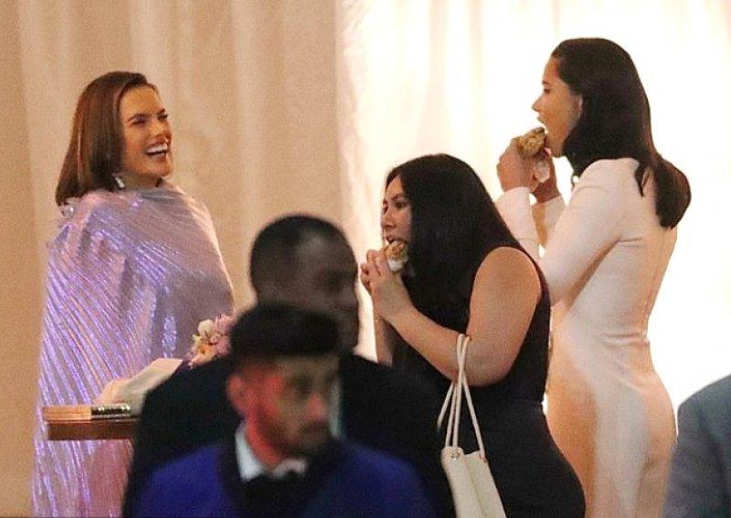 Adriana Lima diyeti bozdu 