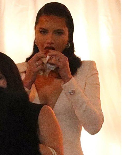 Adriana Lima diyeti bozdu 