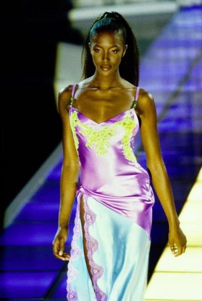 Kim Kardashian Naomi Campbell'i taklit ediyor