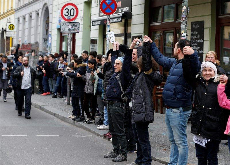 Almanya'da ırkçılığa karşı insan zinciri