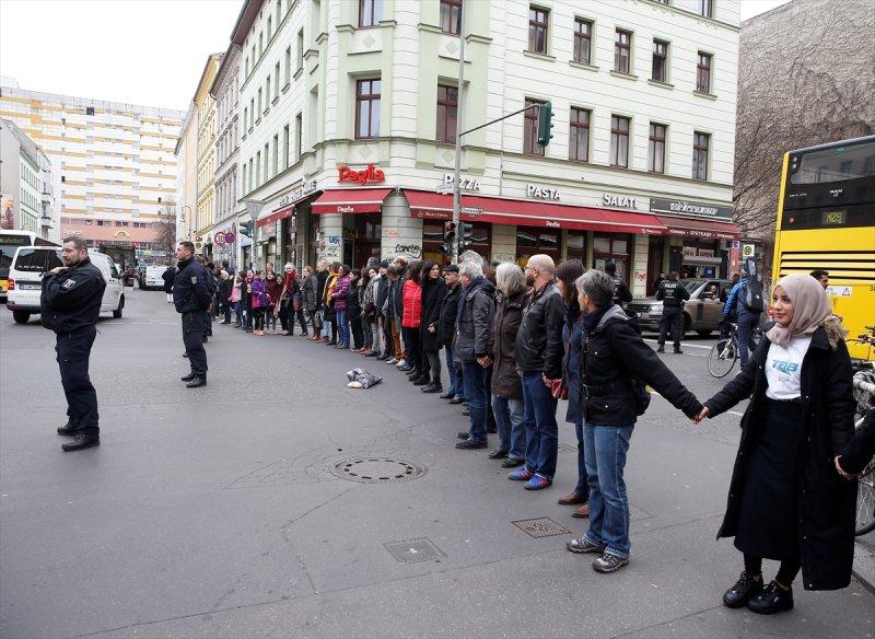 Almanya'da ırkçılığa karşı insan zinciri