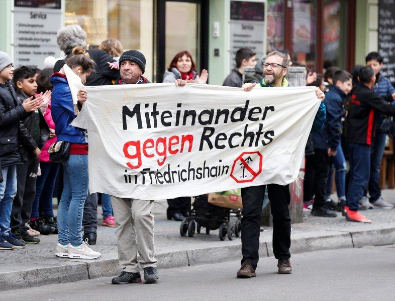 Almanya'da ırkçılığa karşı insan zinciri