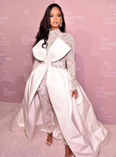 Rihanna kendisinin nişanlandığı haberini beğendi