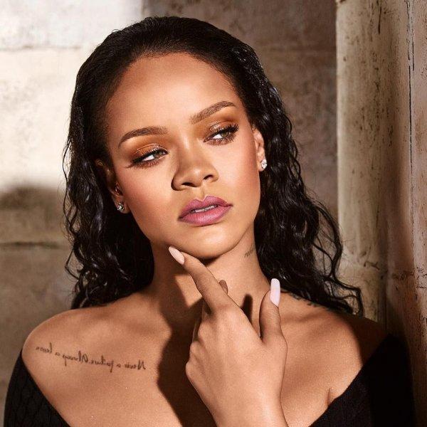 Rihanna kendisinin nişanlandığı haberini beğendi
