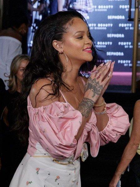 Rihanna kendisinin nişanlandığı haberini beğendi