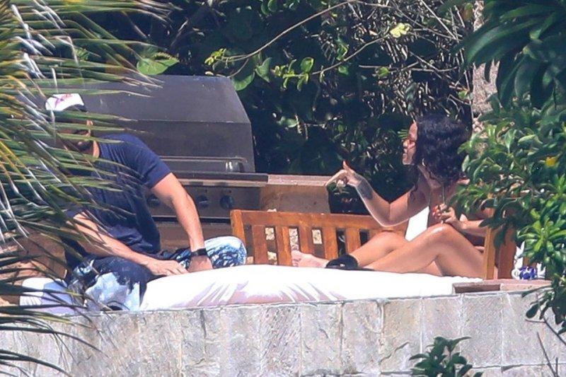 Rihanna kendisinin nişanlandığı haberini beğendi