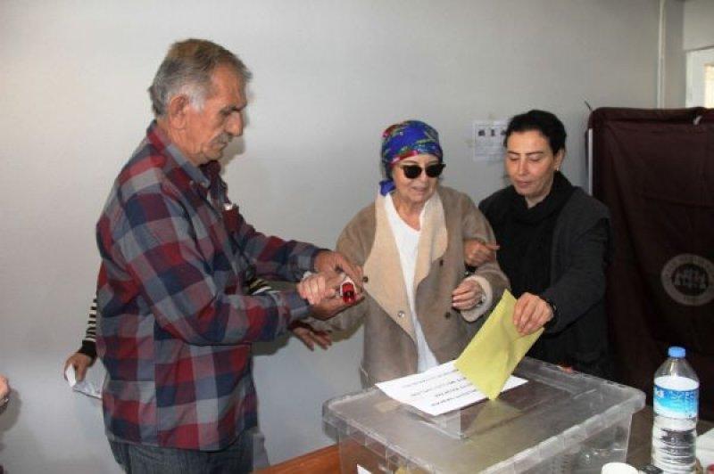 Oy kullanan ünlüler