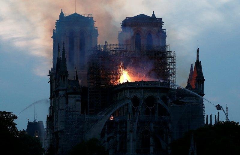 Notre Dame Katedrali'nde yangın