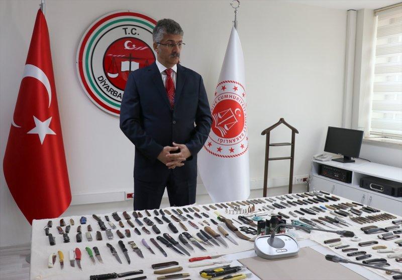 Adliye girişinde bin 388 kesici ve delici alet ele geçirildi