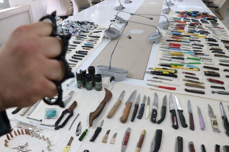 Adliye girişinde bin 388 kesici ve delici alet ele geçirildi