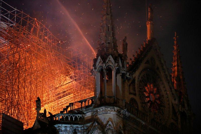 Notre Dame Katedrali'nde yangın