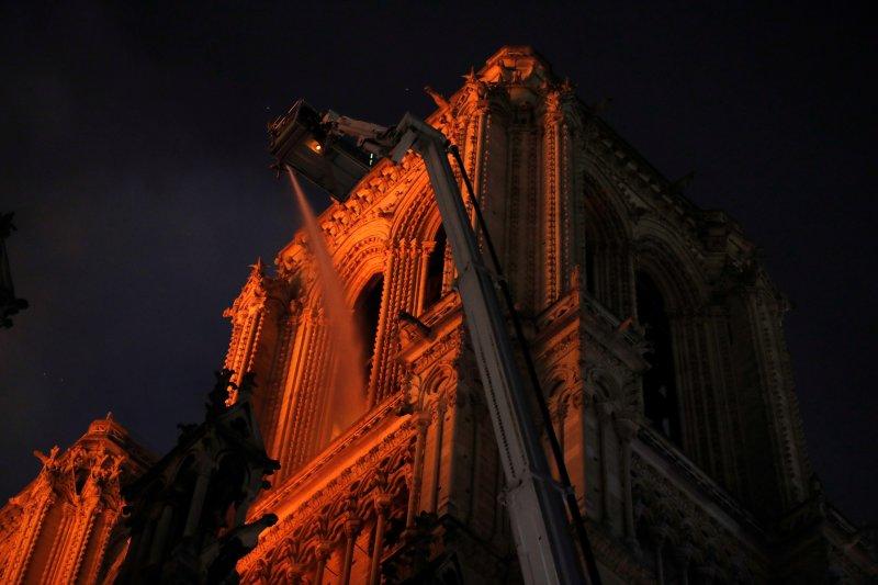 Notre Dame Katedrali'nde yangın