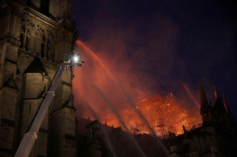 Notre Dame Katedrali'nde yangın