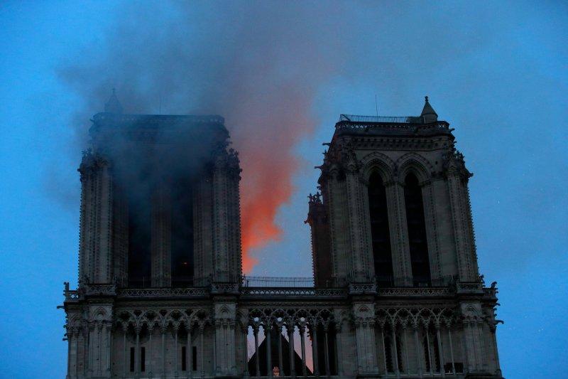 Notre Dame Katedrali'nde yangın