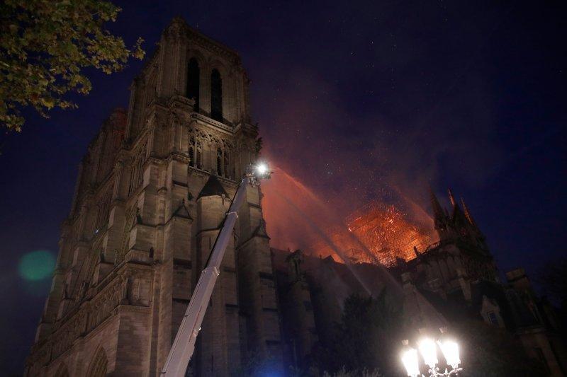 Notre Dame Katedrali'nde yangın