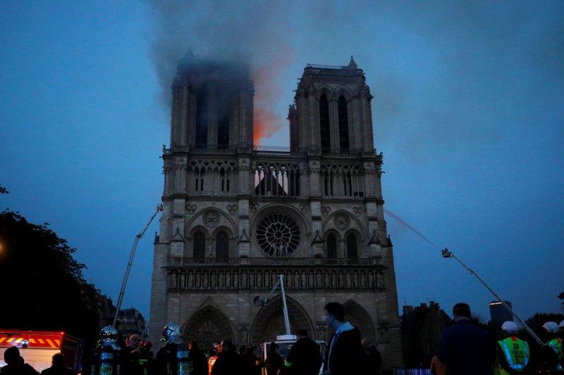 Notre Dame Katedrali'nde yangın